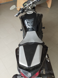 Moto Yamaha FZ1 2008 come nuova rizoma akrapovic