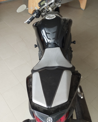 Moto Yamaha FZ1 2008 come nuova rizoma akrapovic