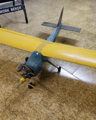 Aereo telecomandato in balsa, con motore a scoppio
