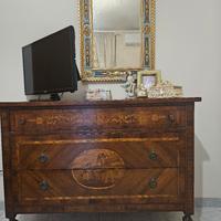 Como' e comodini intarsiati in noce