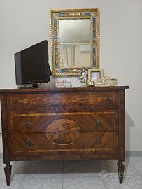 Como' e comodini intarsiati in noce