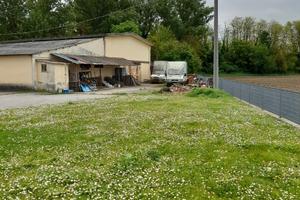 Capannone con area commerciale edificabile