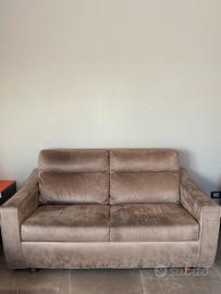 Divani  2 e 3 posti in tessuto vellutato