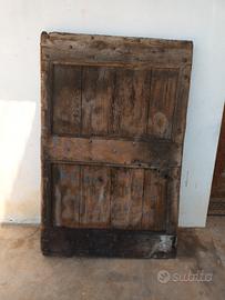 Porta antica con chiodi.
