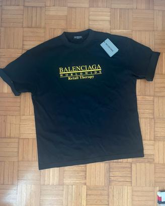 T-shirt Balenciaga con cartellino
