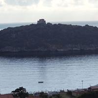 Piano terra con giardino e vista mare