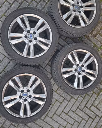 Pneumatici Invernali Nokian + cerchi lega Volvo 17