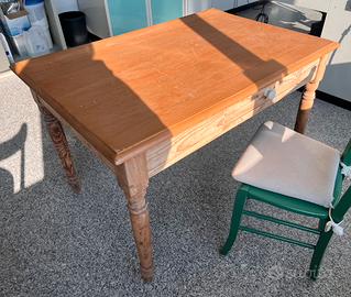 Tavolo in legno massello con cassetto – 120x80 cm