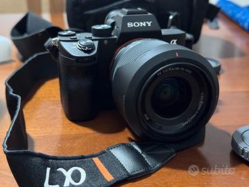 Fotocamera Sony Alpha 7 III con obiettivo