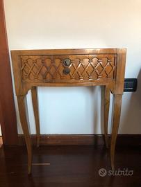 Comodino antico con cassetto