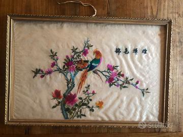 Pannello orientale  in seta ricamata con cornice
