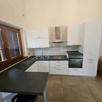 Cucina bianca angolare con penisola