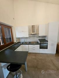 Cucina bianca angolare con penisola