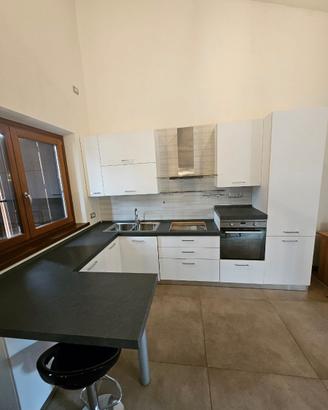 Cucina bianca angolare con penisola