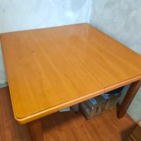 Tavolo da pranzo allungabile in legno – solido ed 