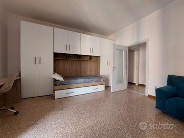 Camera ampia con balcone privato