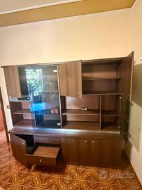 Sala da pranzo, tavolo con sedie e mobili