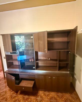 Sala da pranzo, tavolo con sedie e mobili