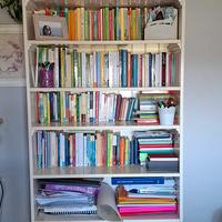 Libreria, vetrina, tavolo e 5 sedie 