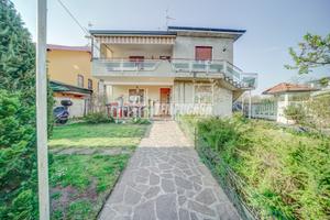 Appartamento in bifamiliare al piano terra con gia