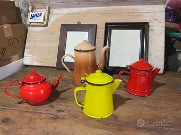 Vecchie teiere e caffetterie smaltate