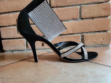 Sandalo gioiello nero con tacco