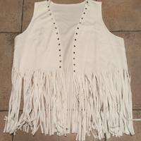 Gilet bianco con frange e borchie