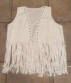 Gilet bianco con frange e borchie