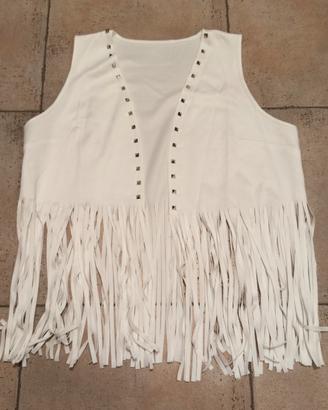 Gilet bianco con frange e borchie