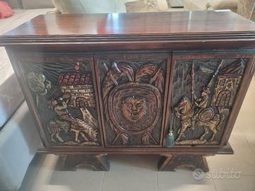 Credenza intagliata in legno 
