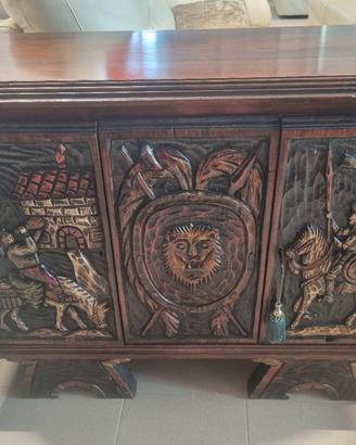 Credenza intagliata in legno 