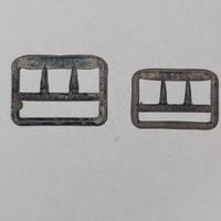 Coppia di fibbie vintage con scritte