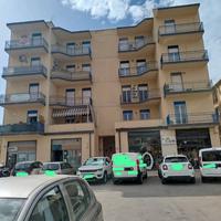 Ufficio Luminoso con Balcone e Condizionatore