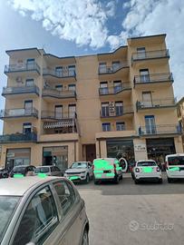 Ufficio Luminoso con Balcone e Condizionatore