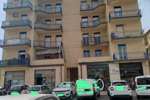 Ufficio Luminoso con Balcone e Condizionatore