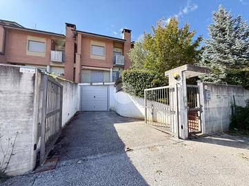 VILLA A SCHIERA D'ANGOLO A L'AQUILA