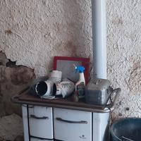 Cucina economica a legna.