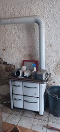 Cucina economica a legna.
