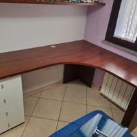 scrivania in legno con cassetti angolare 