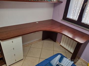 scrivania in legno con cassetti angolare 