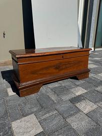 Cassa in legno di noce del XIIIV secolo