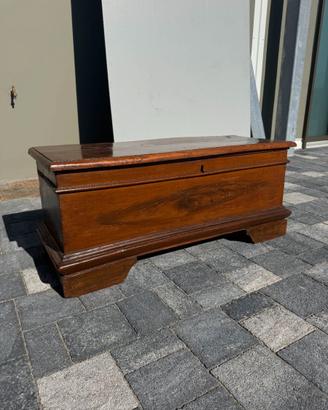 Cassa in legno di noce del XIIIV secolo