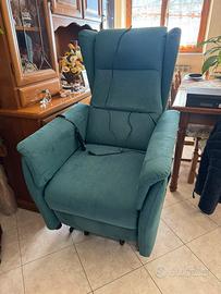 POLTRONA CON ALZATA, RELAX E BATTERIA INTEGRATA