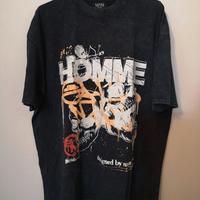 T-shirt nera con grafica stampata