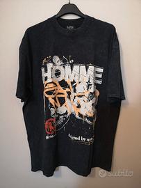 T-shirt nera con grafica stampata