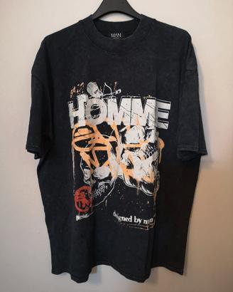 T-shirt nera con grafica stampata