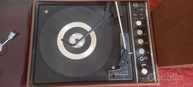 Giradischi con amplificatore interno e casse