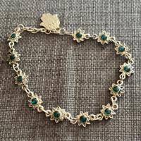 Braccialetto con fantasia a fiore e perle verdi