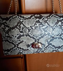 borsa pitonata con catenella dorata