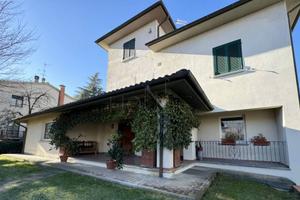 Casa indipendente di 264 m² con più di 5 locali e 